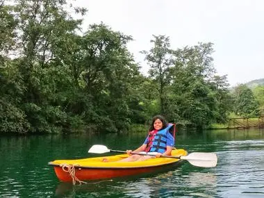 guest enjoying kayaking in hotel shivneri agro tourism, tapola